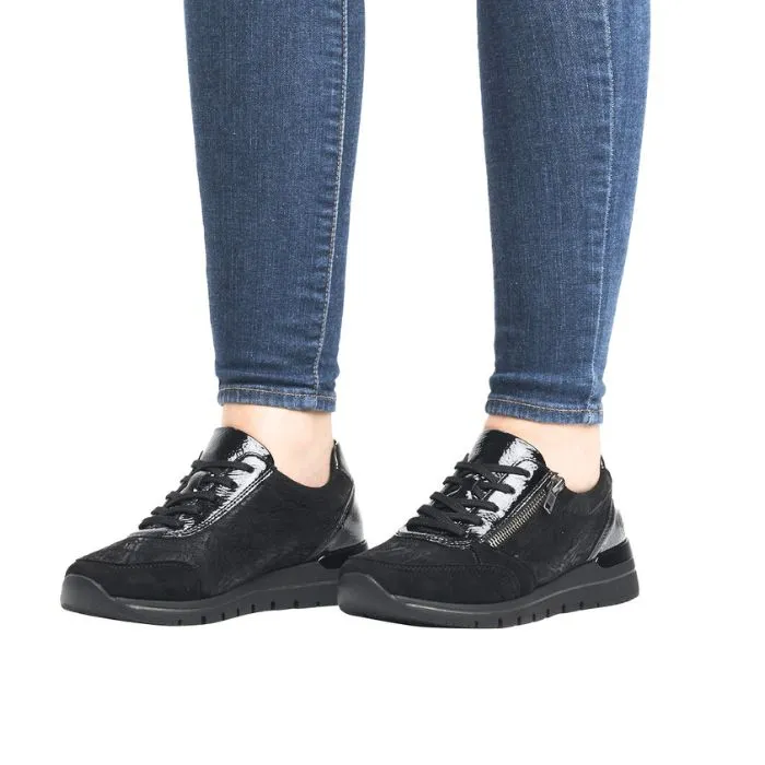 R6700 Lace-Up Sneaker