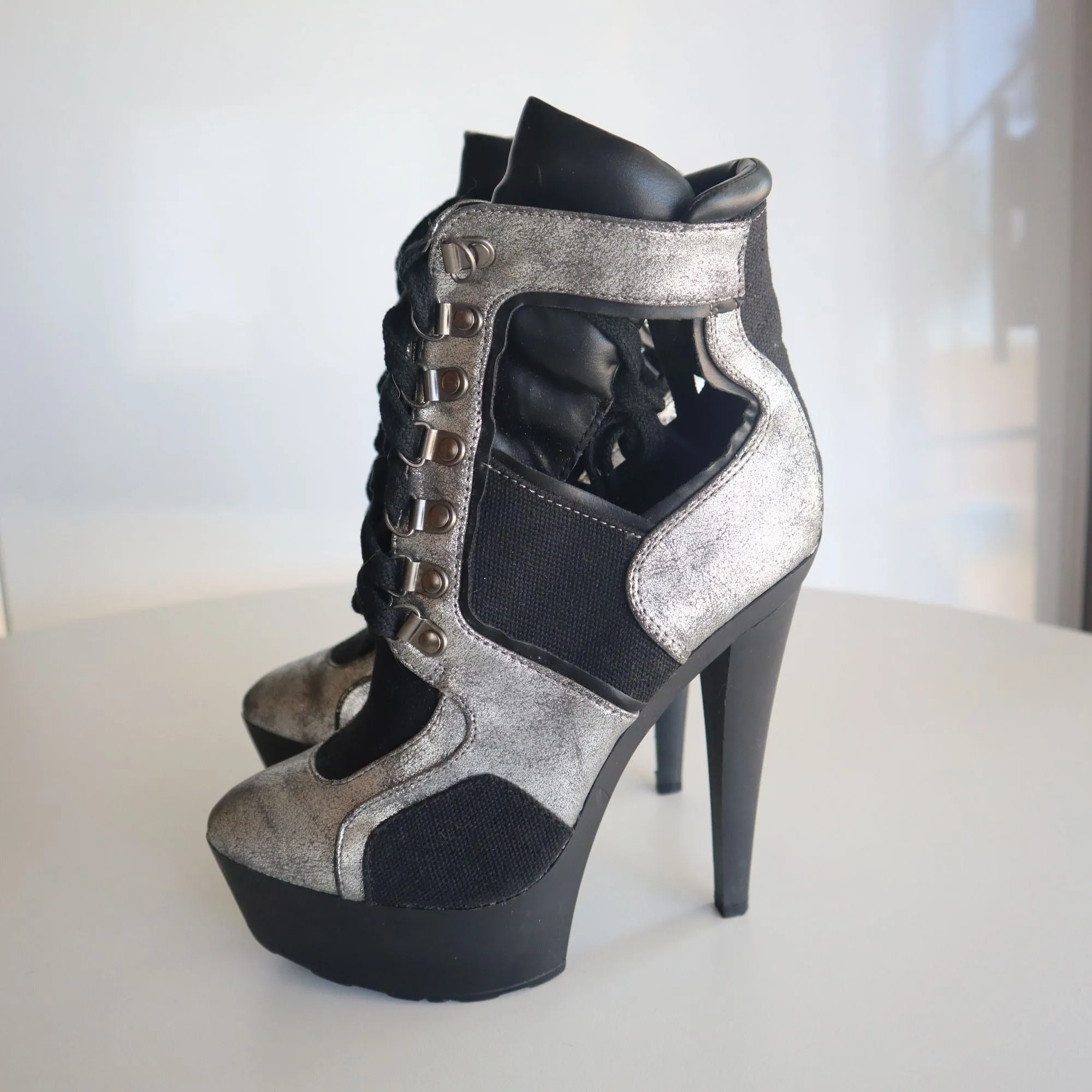 Shoe Republic LA Metallic Silver & Black Platform Stiletto Ankle Boots Size 6